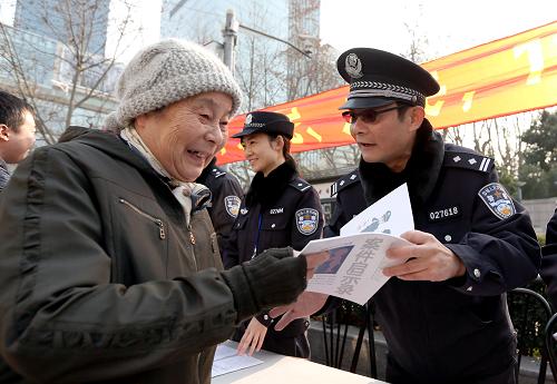 1月10日,民警在向一位老人發(fā)放宣傳資料 。當(dāng)日是一年一度的“110宣傳日”,上海市靜安公安分局在轄區(qū)內(nèi)舉行“親民、愛民、為民”主題活動(dòng) ,出黑板報(bào)、放宣傳片、介紹110報(bào)警常識、請市民體驗(yàn)警用裝備、指導(dǎo)群眾防范電訊詐騙。新華社記者 凡軍 攝
