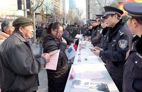 1月10日,民警在向行人發(fā)放宣傳資料。新華社記者 凡軍 攝