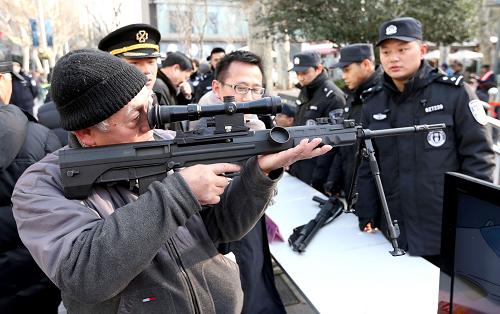 1月10日,一位老人在體驗(yàn)狙擊槍。新華社記者 凡軍 攝