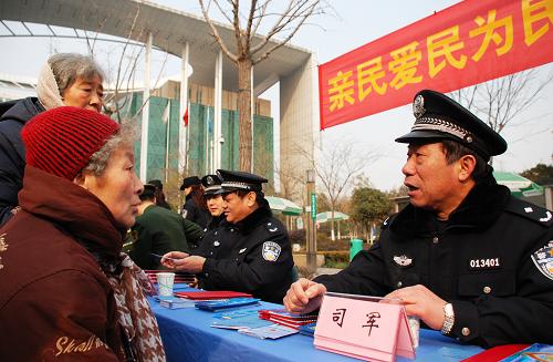 1月10日,一位警察在“110宣傳日”廣場(chǎng)活動(dòng)中為市民答疑。當(dāng)日是全國(guó)“110宣傳日”,江蘇南京警方組織110指揮中心、治安、刑偵、交管、消防等警種在南京圖書(shū)館中心廣場(chǎng),舉行以“親民、愛(ài)民、為民,110在你身邊”為主題的110宣傳日活動(dòng),吸引許多群眾參與。據(jù)南京市公安局新聞發(fā)言人介紹,2012年南京警方接警總量突破400萬(wàn)件,接警短信回訪滿意率96.96%。新華社發(fā)(李響 攝)