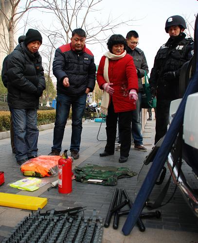 1月10日,市民參觀展出的警用裝備。新華社發(fā)(李響 攝)
