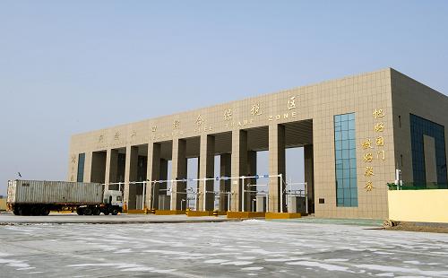 這是阿拉山口綜合保稅區(qū)關(guān)口通道(1月10日攝)。1月10日,新疆阿拉山口綜合保稅區(qū)正式通過國家驗(yàn)收并封關(guān)運(yùn)營。阿拉山口口岸位于新疆博爾塔拉蒙古自治州東北角,距哈薩克斯坦的多斯特克口岸12公里,是集鐵路、公路、原油管道運(yùn)輸“三位一體”的全國過貨量最大的陸路口岸。2012年,阿拉山口口岸過貨量突破2700萬噸。新華社記者 江文耀 攝