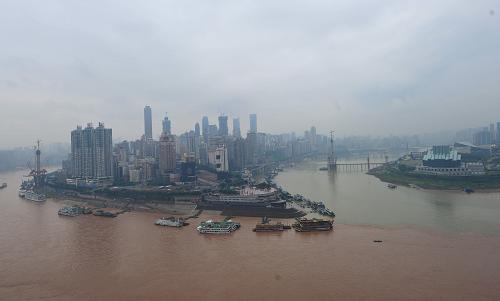 重慶主城區(qū)最著名的港口--朝天門港(2012年8月30日拍攝)。新華社記者 劉潺 攝