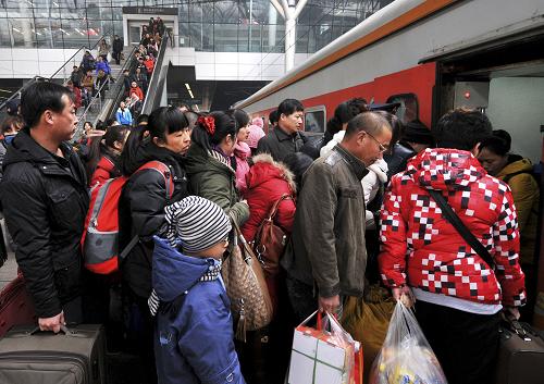 1月10日,旅客在天津站站臺排隊上車。2013年春運將于1月26日拉開大幕,天津市部分大專院校提前放假的學生及外來務(wù)工人員為避開乘車高峰提前返鄉(xiāng),天津站迎來春運前客流高峰。據(jù)統(tǒng)計,天津火車站10日上下車旅客達11萬人次,其中發(fā)送旅客達6萬人次,客流主要以學生和外來務(wù)工人員為主。據(jù)鐵路部門預(yù)計,今年春運期間全國鐵路將發(fā)送旅客22450萬人,同比增加993萬人,增長4.6%。新華社發(fā)(楊寶森 攝)