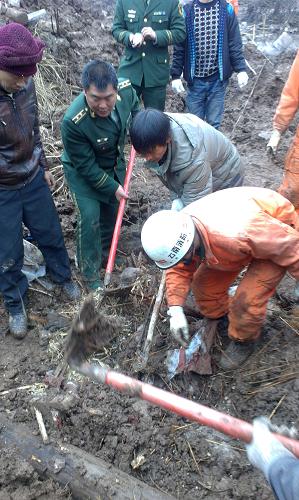 1月11日,消防、武警部隊在山體滑坡事故現(xiàn)場救援。新華社發(fā)