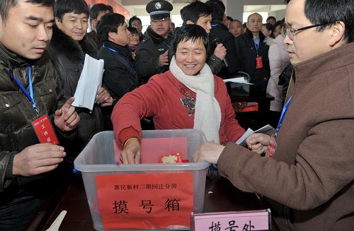 1月11日,回遷居民在排隊(duì)摸號(hào)選擇具體房號(hào)。當(dāng)日,安徽省合肥市蜀山區(qū)南崗鎮(zhèn)回遷小區(qū)惠民新村二期舉行回遷居民現(xiàn)場(chǎng)選房、摸號(hào)工作。據(jù)介紹,惠民新村二期于2011年8月開(kāi)工建設(shè),近期建成完工,本次共安置回遷居民約400余戶、1200余人。加之一期已經(jīng)安置的1600人,合肥市蜀山區(qū)南崗鎮(zhèn)用兩年時(shí)間完成了轄區(qū)內(nèi)近3000人的回遷安置工作。新華社記者 郭晨 攝