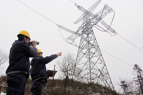 1月11日,在海拔1200米的重慶市武隆縣車盤山上,重慶市電力公司檢修分公司的員工用望遠(yuǎn)鏡等設(shè)備對(duì)±800復(fù)奉線進(jìn)行導(dǎo)線覆冰情況觀察。日前,為應(yīng)對(duì)重慶近期出現(xiàn)的雨雪冰凍天氣,重慶市電力公司進(jìn)一步加強(qiáng)高寒地區(qū)電網(wǎng)設(shè)備冰情觀測(cè)和監(jiān)測(cè)工作,并實(shí)施24小時(shí)值班制度。截至目前,重慶市電力公司已經(jīng)安排920人次應(yīng)急值班,出動(dòng)車輛150余臺(tái)次,布置380余人次特殊巡視,在武隆縣車盤山重覆冰區(qū)設(shè)立觀冰工作站,重點(diǎn)觀測(cè)±800千伏復(fù)奉線、錦蘇線和500千伏線路覆冰情況。據(jù)了解,在加強(qiáng)巡線和觀測(cè)同時(shí),重慶市電力公司在部分道路交通困難地區(qū)就近儲(chǔ)備中低壓搶修物資,組織了約2000人的應(yīng)急搶修隊(duì)伍24小時(shí)待命,準(zhǔn)備隨時(shí)開赴搶險(xiǎn)現(xiàn)場(chǎng)。新華社發(fā)
