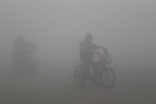 1月12日,河南鄭州出現(xiàn)局部地區(qū)能見度小于200米的大霧天氣。這是人們?cè)跐忪F籠罩的鄭州街頭騎行。由于缺少冷空氣活動(dòng),籠罩我國(guó)中東部的大霧將繼續(xù)維持。當(dāng)日,中央氣象臺(tái)繼續(xù)發(fā)布大霧藍(lán)色預(yù)警,河北中南部、天津南部、山東北部和西部、河南東部、蘇皖中北部、浙江西北部、湖北東南部、四川盆地等地的部分地區(qū)有能見度不足1000米的霧,局地能見度不足200米。 新華社發(fā)(余洪恩 攝)