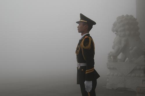 1月12日,河南鄭州出現(xiàn)局部地區(qū)能見度小于200米的大霧天氣。這是一名武警哨兵在濃霧中執(zhí)勤。新華社發(fā)(余洪恩 攝)