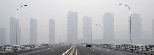 大霧籠罩下的長(zhǎng)沙市區(qū)高層建筑(1月12日攝)。新華社記者龍弘濤攝