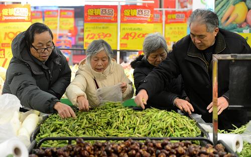 市民在南昌市紅谷灘新區(qū)一家超市選購蔬菜(1月11日攝)。新華社記者周科攝