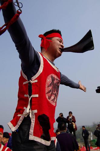 1月19日,群眾在廣西南寧市邕寧區(qū)蒲廟鎮(zhèn)表演口含燒紅的高溫犁頭。當(dāng)日是農(nóng)歷臘八節(jié),廣西壯鄉(xiāng)南寧市邕寧區(qū)蒲廟鎮(zhèn)壯族群眾,歡聚在千畝火龍果生態(tài)果園,舉行豐富多彩的具有壯族特色的民俗活動,喜迎新春。新華社發(fā)(劉鏡法 攝)