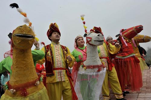 1月19日,群眾在廣西南寧市邕寧區(qū)蒲廟鎮(zhèn)表演《騎頂馬》。新華社記者 劉廣銘 攝