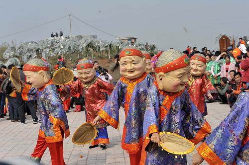 1月19日,在廣西南寧市邕寧區(qū)蒲廟鎮(zhèn),民俗隊員在表演《花婆送福》。新華社發(fā)(喻湘泉 攝)