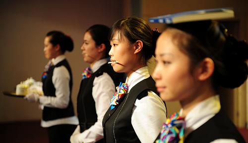 1月18日,在蘭州鐵路局蘭州客運(yùn)段,幾名列車(chē)員在進(jìn)行形體和服務(wù)規(guī)范訓(xùn)練展示。當(dāng)日,蘭州鐵路局蘭州客運(yùn)段北京車(chē)隊(duì)組織“強(qiáng)技能,樹(shù)形象,戰(zhàn)春運(yùn),保安全”為主題的訓(xùn)練展示活動(dòng)。參加工作不久的列車(chē)員們通過(guò)技能訓(xùn)練和展示,落實(shí)服務(wù)標(biāo)準(zhǔn),提高應(yīng)對(duì)臨時(shí)性和突發(fā)性任務(wù)能力。新華社記者 張錳 攝