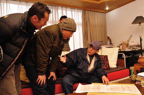 1月19日,“百幅唐卡工程”藝術(shù)專家委員會(huì)成員在討論由中國(guó)民族博物館畫師翟躍飛從北京寄來(lái)的新唐卡畫作《美麗西藏 可愛家鄉(xiāng)》草圖的修改意見。當(dāng)日,“百幅唐卡工程”藝術(shù)專家委員會(huì)成員聚在一起,討論唐卡畫師們?yōu)?#8220;百幅唐卡工程”所創(chuàng)作的唐卡作品構(gòu)思、構(gòu)圖及畫法,并提出修改意見,確保“百幅唐卡工程”頭百幅作品6月底前高質(zhì)量完成。據(jù)介紹,啟動(dòng)于2012年5月的“百幅唐卡工程”旨在進(jìn)一步保護(hù)、繼承和發(fā)揚(yáng)唐卡繪畫藝術(shù),不斷豐富西藏唐卡繪畫的表現(xiàn)內(nèi)容和藝術(shù)表現(xiàn)形式,創(chuàng)作一大批體現(xiàn)時(shí)代特征、具有強(qiáng)烈藝術(shù)魅力的新唐卡作品。“百幅唐卡工程”內(nèi)容包括西藏和平解放60年、西藏文明發(fā)展史、西藏風(fēng)景名勝3個(gè)部分,每部分包括100幅作品,計(jì)劃用3到5年時(shí)間完成。新華社發(fā)(劉坤 攝)