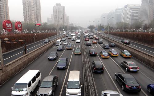 行駛在北京西二環(huán)路上的車輛(1月25日攝)。日前,北京市交通委副主任、新聞發(fā)言人李曉松表示,北京市自2011年實施購車搖號政策以來,機動車增長速度明顯得到控制。然而,在北京市機動車總量基數(shù)大的情況下,緩解交通擁堵形勢仍然嚴峻。所以,今年整個搖號指標不會增加,但是還有一些相關(guān)的措施,比如通過多途徑進行分配搖號等方面還正在進行研究,確定之后會第一時間向社會公布。新華社記者 李欣 攝