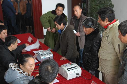1月25日,河北省遵化市欠薪單位在核算農(nóng)民工的工資數(shù)額。河北省遵化市職教中心建設(shè)項(xiàng)目承建企業(yè)——二十二冶集團(tuán)拖欠農(nóng)民工工資,多位農(nóng)民工多次到遵化市勞動(dòng)部門尋求幫助,每次都是無(wú)功而返。經(jīng)媒體曝光后,該市人社、住建等部門組織市職教中心、二十二冶集團(tuán)、四川興都勞務(wù)開(kāi)發(fā)公司對(duì)690萬(wàn)元工資進(jìn)行集中發(fā)放。新華社發(fā)(李巖攝)