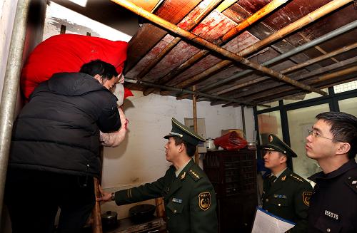 1月27日,上海奉賢消防支隊(duì)聯(lián)合江海派出所的檢查人員勒令攤主撤除存在嚴(yán)重隱患的閣樓住宿床位。當(dāng)日,上海奉賢消防支隊(duì)聯(lián)合江海派出所對存在重大火災(zāi)隱患的多而好綜合市場進(jìn)行整治,共查出30多個(gè)商鋪集人員住宿、生產(chǎn)經(jīng)營和儲(chǔ)存為一體的“三合一”場所,在勒令整改的同時(shí),對部分存在嚴(yán)重隱患的商鋪現(xiàn)場予以取締查封,堅(jiān)決杜絕火災(zāi)隱患的發(fā)生。新華社記者 凡軍 攝