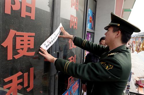 1月27日,上海奉賢消防支隊(duì)聯(lián)合江海派出所的檢查人員查封一家存在嚴(yán)重隱患的便利店。新華社記者 凡軍 攝