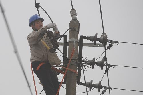 1月27日,安徽肥西電力公司的工作人員在肥西縣山南鎮(zhèn)維修破損的輸電線路。臨近春節(jié),隨著返鄉(xiāng)農(nóng)民工增多和農(nóng)村用電量的激增,安徽省電力公司于近日開展“‘電’亮鄉(xiāng)村、溫暖冬日”主題志愿活動(dòng),宣傳安全用電知識(shí),推廣使用節(jié)能燈具,為空巢老人、返鄉(xiāng)農(nóng)民工上門檢修用電線路,辦理用電業(yè)務(wù)等,同時(shí),電力部門還將組織供電線路巡查,確保春節(jié)期間供電安全。新華社記者 杜宇 攝