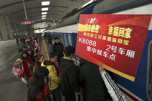 2月2日,農(nóng)民工準備乘坐K8088次農(nóng)民工免費專列返鄉(xiāng)。 當日,K8088次、D5206次農(nóng)民工專列從湖北省武漢市武昌火車站出發(fā),載著約2000名農(nóng)民工踏上返鄉(xiāng)旅程。這兩趟農(nóng)民工專列由湖北省有關(guān)單位與武漢鐵路局共同組織,由“談笑愛心基金”出資,其乘客均是免費乘車。 新華社發(fā)(全亞軍 攝)