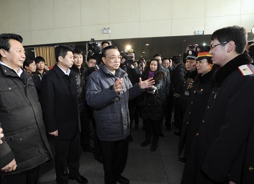 這是李克強(qiáng)慰問車站工作人員。他說,你們辛苦了,希望你們讓旅客們有家的感覺。 新華社記者 謝環(huán)馳 攝