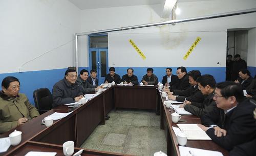 這是李克強在三官廟社區(qū)居委會召開棚戶區(qū)改造工作現(xiàn)場會。新華社記者 謝環(huán)馳 攝
