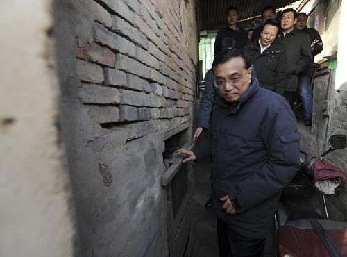 這是李克強走出高俊平家。新華社記者 謝環(huán)馳 攝