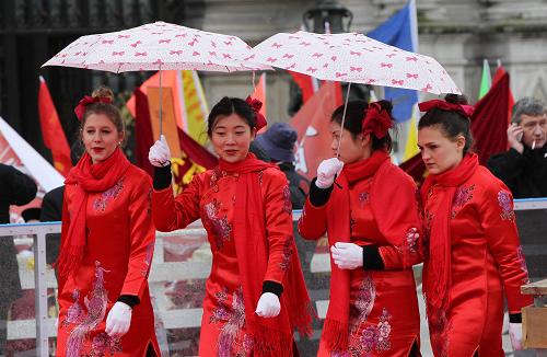 2月10日,人們聚集在法國巴黎市政廳廣場慶祝中國新春佳節(jié)。新華社記者 高靜 攝