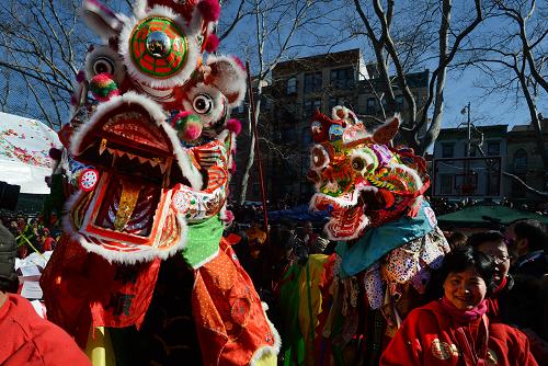 2月10日,當地華人華僑在紐約曼哈頓中國城表演舞龍舞獅,慶祝新春佳節(jié)。當日,位于美國紐約曼哈頓的中國城舉行爆竹燃放和舞龍舞獅表演等活動,慶祝中國蛇年春節(jié)。新華社記者 王雷 攝