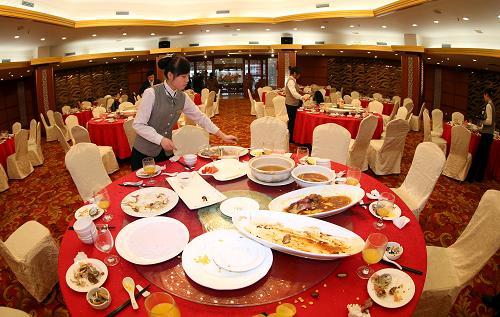 上海某飯店的服務(wù)員在清理餐桌,桌上幾乎不剩任何食物(2月6日攝)。 日前,上海市餐飲烹飪行業(yè)協(xié)會(huì)發(fā)出倡議,要求80多家餐飲企業(yè)上千個(gè)門店適量點(diǎn)菜、剩菜打包,并呼吁企業(yè)在條件允許的情況下,進(jìn)一步發(fā)展外送外賣服務(wù)。上海市多家飯店已經(jīng)在推行“例菜”和“半份菜”,并號(hào)召顧客 “光盤(pán)”離開(kāi)飯店。新華社記者 凡軍 攝