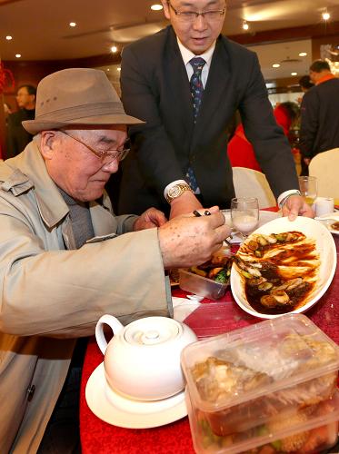 一位顧客在將剩菜打包(2月6日攝)。新華社記者 凡軍 攝