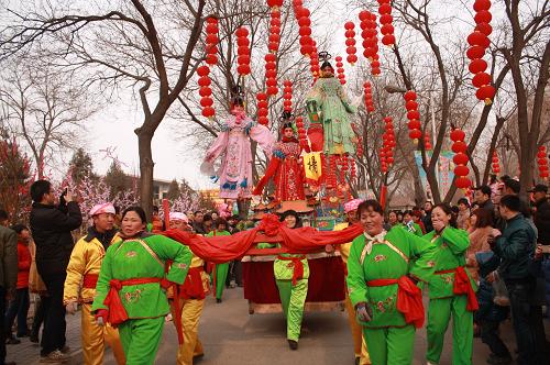 2月10日,演員在太原市“金蛇迎春 和諧滿園”廟會上表演“徐溝背棍”民俗活動。 新華社發(fā)(任雪峰 攝)
