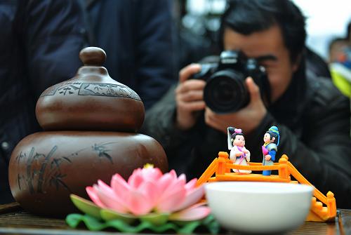 2月12日,“百家宴”上的一道菜品《千年等(燉)一回》吸引了一名攝影愛好者駐足。新華社發(fā)