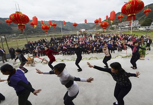 2月12日,廣西壯族自治區(qū)百色市右江區(qū)龍川鎮(zhèn)壯族婦女在文化活動(dòng)中心廣場上跳起農(nóng)家舞。新華社發(fā)(韋萬忠 攝)