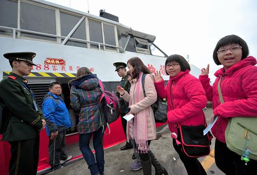 2月12日,在福州馬尾客運(yùn)碼頭,旅客們準(zhǔn)備登上“金龍”號(hào)客輪。新華社記者魏培全攝