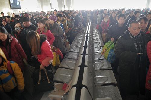 2月13日,阜陽火車站內(nèi),旅客正在進(jìn)站。據(jù)阜陽火車站介紹,正月初四該站預(yù)計(jì)發(fā)送旅客3萬人,較初一以來客流有明顯增加,目前,客流量以外出務(wù)工旅客為主,主要集中去往上海、杭州方向。今年阜陽火車站節(jié)后春運(yùn)客流量最高峰預(yù)計(jì)將在正月初十左右出現(xiàn)。阜陽市我國重要的勞務(wù)輸出大市,每年都有大量農(nóng)民工外出務(wù)工。新華社記者 郭晨 攝