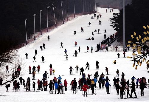2月13日,游客在棋盤山冰雪大世界體驗滑雪的樂趣。春節(jié)期間,眾多游客來到沈陽市棋盤山冰雪大世界,體驗冰滑梯、雪山?jīng)_浪、馬拉爬犁、雪地摩托、傳統(tǒng)冰車等40余項冰雪娛樂項目的樂趣。冰雪大世界成了冰雪游樂天堂,游客們盡情狂歡,流連忘返。新華社記者 王頌 攝