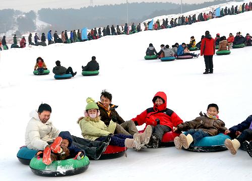 2月13日,游客們在參與“雪圈速降”娛樂項目。新華社記者 王頌 攝