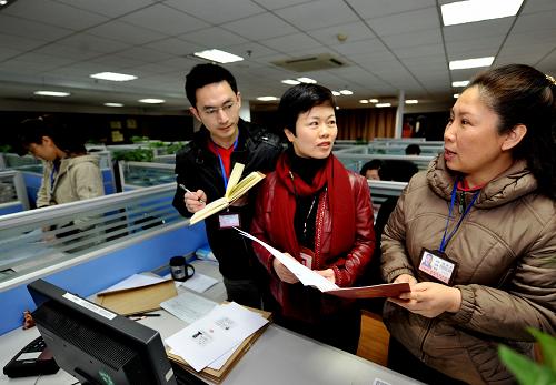 2月16日,福州市效能辦督查人員在福州市房地產(chǎn)交易登記中心檢查交易科人員(中)的工作情況。當(dāng)日是春節(jié)假期后第一個(gè)工作日,福州市效能辦組織督查人員采取明察暗訪的方式,對(duì)市直單位和基層所站人員的到崗在位情況、服務(wù)態(tài)度、辦事效率等工作狀態(tài)進(jìn)行專(zhuān)項(xiàng)督查,督促工作人員迅速進(jìn)入工作狀態(tài),進(jìn)一步改進(jìn)工作作風(fēng)。新華社記者 張國(guó)俊 攝