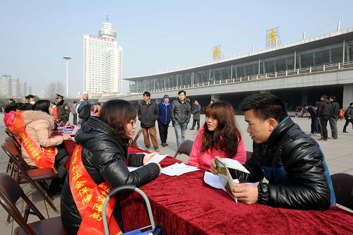 2月16日,工作人員為前來咨詢、求職的農(nóng)民工服務(wù)。當(dāng)日,南京市玄武區(qū)人力資源和社會(huì)保障局在南京火車站廣場(chǎng)開展“春風(fēng)行動(dòng)”,為農(nóng)民工提供就業(yè)崗位信息以及勞動(dòng)就業(yè)、社會(huì)保險(xiǎn)、勞動(dòng)維權(quán)咨詢等服務(wù),并免費(fèi)發(fā)放相關(guān)資料,熱情迎接農(nóng)民工節(jié)后返城就業(yè)。新華社記者 孫參 攝