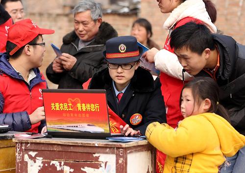 2月15日,在河南省封丘縣黃仝莊村,鐵路青年志愿者向農(nóng)民工介紹互聯(lián)網(wǎng)購(gòu)票流程。連日來(lái),鄭州鐵路局組織近百名青年志愿者,攜帶筆記本電腦、無(wú)線上網(wǎng)卡及互聯(lián)網(wǎng)購(gòu)票流程、春運(yùn)增開(kāi)臨客信息等資料,來(lái)到新鄉(xiāng)、商丘、南陽(yáng)、許昌等農(nóng)民工外出比較集中的地方,為農(nóng)民工介紹互聯(lián)網(wǎng)訂票常識(shí),幫助農(nóng)民工在互聯(lián)網(wǎng)上訂票,讓那些沒(méi)有上網(wǎng)條件或者不會(huì)上網(wǎng)的農(nóng)民工也能訂到所需要的火車票。新華社發(fā)(祝慶 攝)