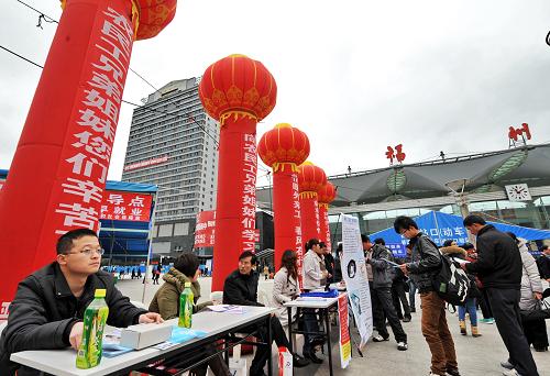 2月19日,用工單位招工人員在福州火車(chē)站廣場(chǎng)的用工招聘會(huì)上等待求職者前來(lái)應(yīng)聘。春節(jié)過(guò)后,企業(yè)用工需求迎來(lái)高峰,大量務(wù)工人員也集中外出找工作。然而,記者在福州節(jié)后用工招聘市場(chǎng)看到,到場(chǎng)招聘的企業(yè)眾多,但前來(lái)應(yīng)聘的求職者較少。據(jù)福州市人力資源和社會(huì)保障局“2013年福州市就業(yè)服務(wù)指南”提供的信息,福州市企業(yè)春季用工需求共達(dá)4.37萬(wàn)人。但從設(shè)在福州市勞動(dòng)保障大廈和福州火車(chē)站廣場(chǎng)的“天天招聘會(huì)”招聘情況看,從農(nóng)歷正月初八至初十,每天參與招聘的企業(yè)共60多家,現(xiàn)場(chǎng)達(dá)成招聘意向的人數(shù)日均在140人左右,一些求職者仍處在元宵節(jié)前的觀(guān)望階段。新華社記者 張國(guó)俊 攝