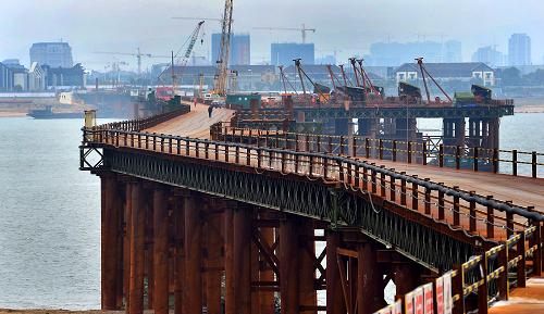 這是正在建設(shè)中的南昌市贛江第六座大橋——南昌市贛江朝陽大橋(2月20日攝)。正在建設(shè)中的江西南昌市贛江朝陽大橋全長約3.6公里、雙向8車道,開工預(yù)算15億元人民幣。目前主棧橋已建設(shè)完成,大橋建設(shè)所需的6個水上施工平臺也全部搭建完成。預(yù)計整個工程2014年12月竣工通車。屆時,南昌將擁有生米大橋、南昌大橋、八一大橋、贛江大橋、英雄大橋及朝陽大橋6座跨江大橋。新華社發(fā)(楊繼紅 攝)