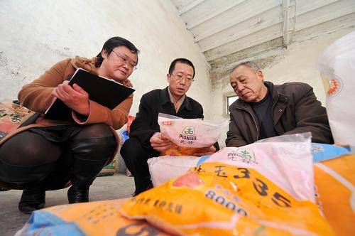 2月21日,在寧夏回族自治區(qū)中衛(wèi)市種子公司的倉庫內(nèi),中衛(wèi)市農(nóng)牧局的工作人員在檢查當(dāng)?shù)劁N售的玉米種子是否合格。隨著春耕春播工作即將開始,寧夏各地的農(nóng)資檢查人員開始對農(nóng)資市場的種子、化肥、農(nóng)機等主要農(nóng)資產(chǎn)品進行檢查,保障農(nóng)民權(quán)益,助力春耕春播工作順利開展。新華社記者 彭昭之 攝