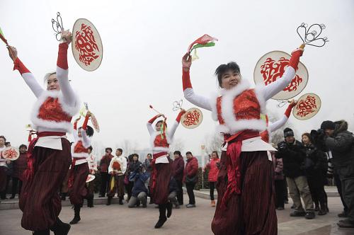 2月21日,民間藝人在北京大興區(qū)康莊公園表演京西太平鼓。蛇年元宵佳節(jié)臨近,北京大興區(qū)舉辦一年一度的傳統(tǒng)花會大拜年活動,來自北京區(qū)縣以及河北的十余家民間文藝團(tuán)體帶來獨具地方特色的民俗表演,和當(dāng)?shù)厝罕姽餐瑲g慶元宵佳節(jié)。新華社發(fā)