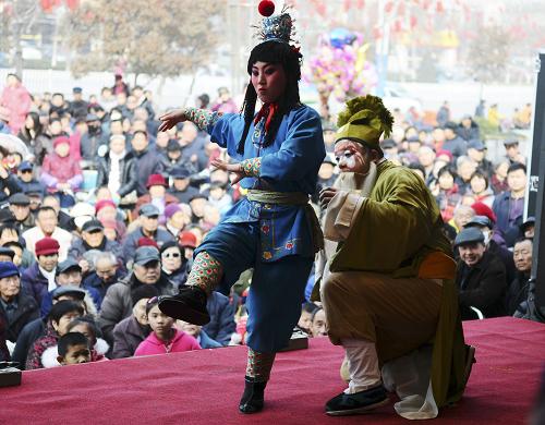 2月21日,在山東省聊城市向陽社區(qū)“百戲鬧春”活動演出現(xiàn)場,演員在表演豫劇《金水橋》。 新華社發(fā)(張振祥 攝)