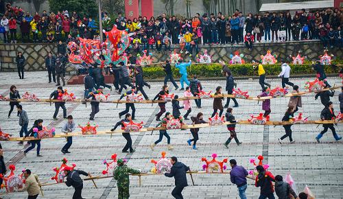 2月22日,浦江縣黃宅鎮(zhèn)鐘村的百姓們?cè)诋?dāng)?shù)匾凰袑W(xué)的廣場(chǎng)上舞動(dòng)一條近千米長(zhǎng)的板凳龍。新華社記者 徐昱 攝