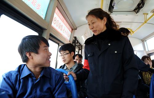 2月22日,甘肅省白銀市公交公司第三分公司總調(diào)度員張惠萍(右)正在公交車上征求乘客的意見。2013年全國兩會開幕在即,作為新當(dāng)選的全國人大代表,甘肅省白銀市公交公司第三分公司總調(diào)度員張惠萍經(jīng)常在工作之余走訪調(diào)研,征求同事和乘客的意見,積極準(zhǔn)備議案,為百姓安全便利出行盡心盡力。新華社記者 郭剛 攝